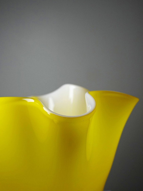 Image 1 of Vase Fazzoletto en verre soufflé italien, opaline doublée jaune, Murano 1960-70