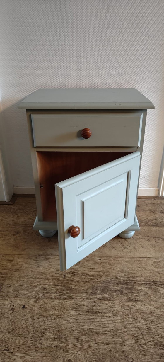 Image 1 of charmanter hellgrüner Nachttisch – im Brocante-Stil