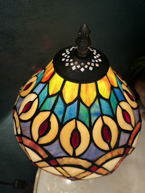 Image 1 of Lámpara de mesa estilo años 20 con vitrales Tiffany y motivo de plumas de pavo real