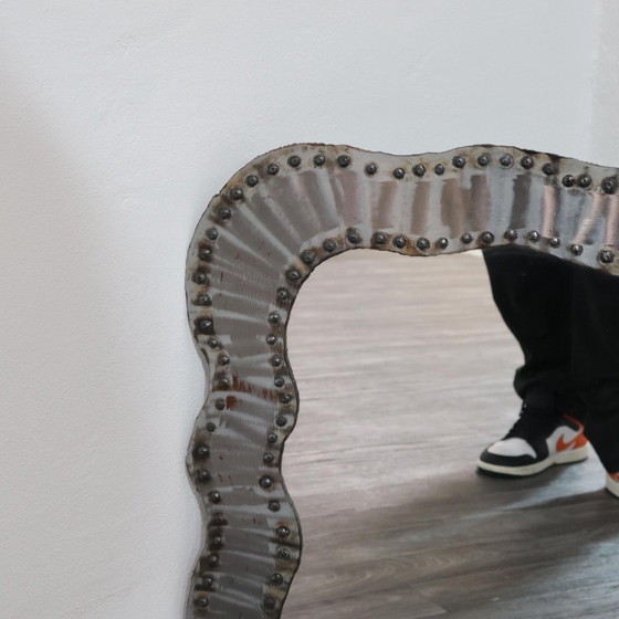 Image 1 of Specchio Da Parete Brutalist Borchiato In Metallo Anni 60 Design Modernariato