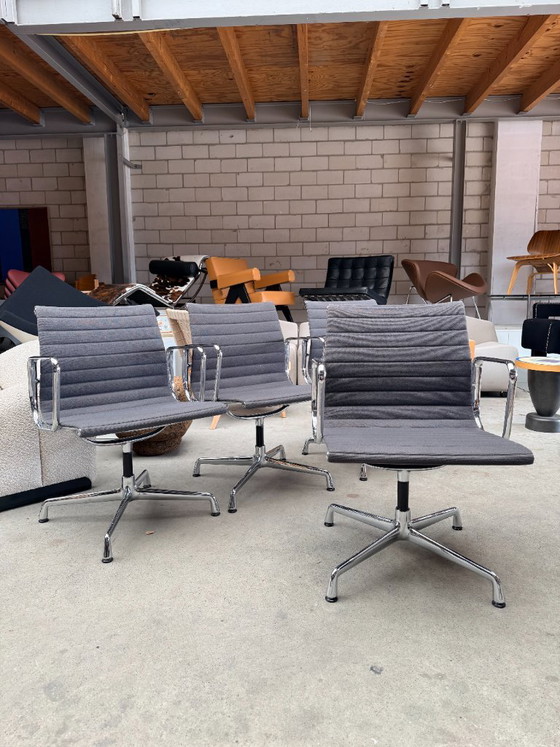 Set di 2 Vitra Eames EA108, Charles e Ray Eames (prezzo set) – Sedie da conferenza, Tessile, Alluminio (photo 5 of 14)