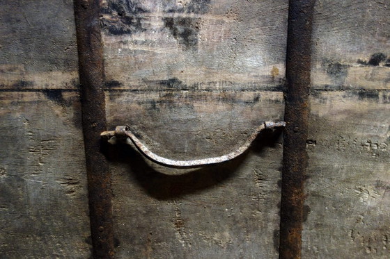 Image 1 of Antike Hochzeitstruhe aus Holz und Eisen, Indien, 19. Jahrhundert