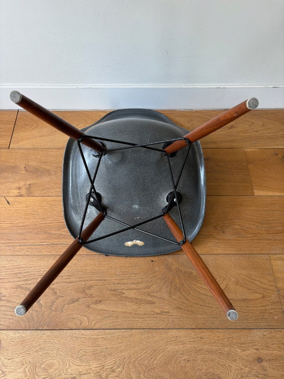 Image 1 of 3 Vintage Eames DSW Fiberglass Stoelen (Herman Miller) – Elephant Grey & Greige – Walnut Base