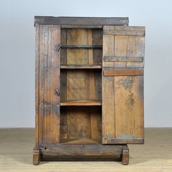 Image 1 of Baskische eikenhouten opbergkast, 17e eeuw