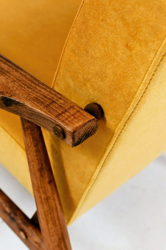 Image 1 of Moderner, langer Sessel aus gelbem Samt im skandinavischen Design