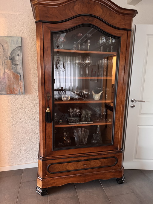 Elegant display cabinet in classic style - a real gem