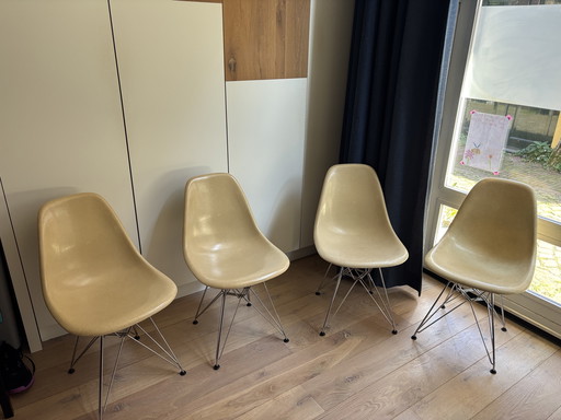 4x vintage '70s Eames Miller Vitra DSR fiberglass chairs - parchment