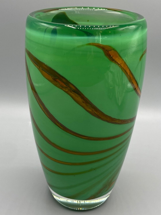 Smaragdgroene vaas van kunstglas – Amberkleurige wervelingen – circa – Glazen & Karaffen, 1960 (photo 3 of 7)