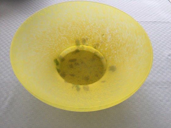 Image 1 of Coupe ronde sur pied en pâte de verre.