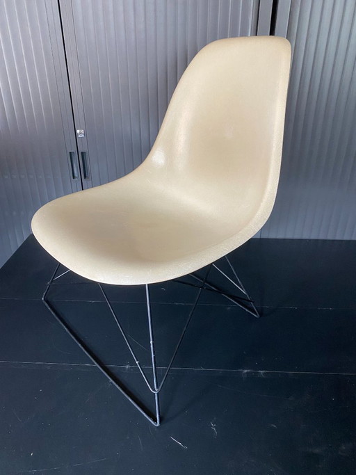 Eames Chaise Lounge fiberglass parchment white cat’s cradle base Herman Miller vintage 50/60