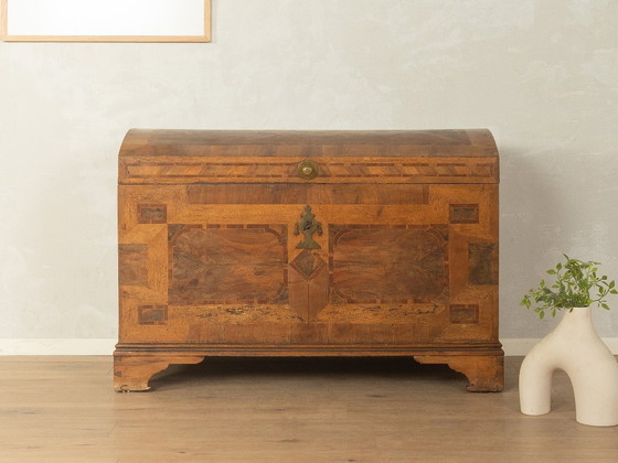 Biedermeier round-lidded chest with inlay, circa 1840, Storage cabinet, Wood, Metal, Brown, Vintage (photo 2 of 9)