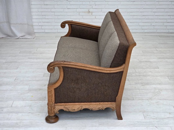 Image 1 of 1950er Jahre, dänisches 3-Sitzer-Sofa, Möbelwolle, massives geschnitztes Eichenholz.