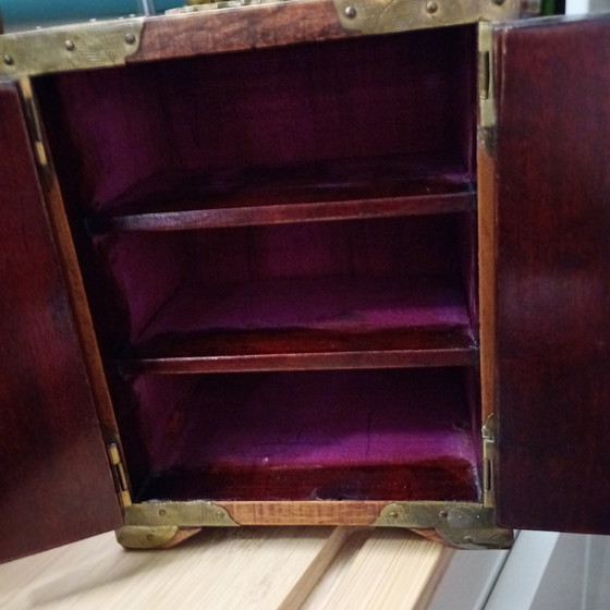 Image 1 of Portagioielli in legno di ciliegio e giada