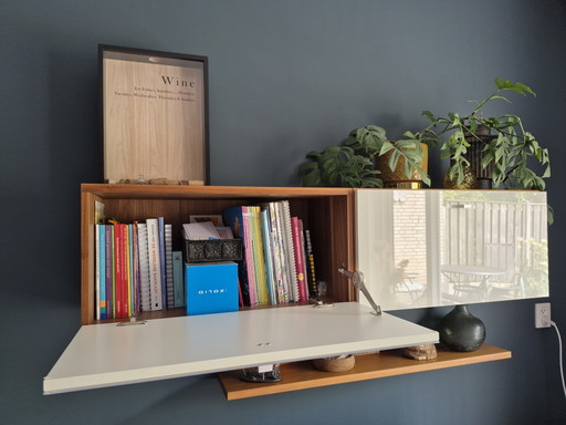 Mobile e mensola a muro Hülsta Xelo Design – Noce e vetro bianco lucido