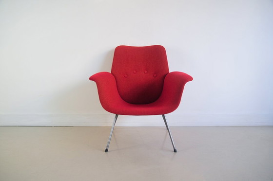 Image 1 of poltrona rossa con gambe in metallo