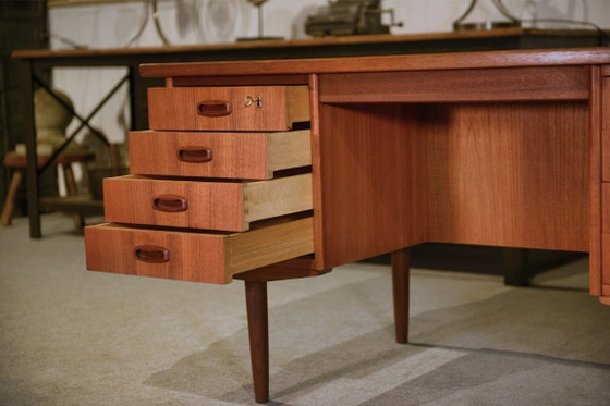 Image 1 of Skandinavischer Teak-Schreibtisch, hergestellt von Samcom Dänemark in den 1960er Jahren