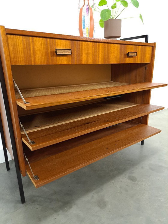 Image 1 of Teak schoenenkast met zwart metalen poten, nr. 1