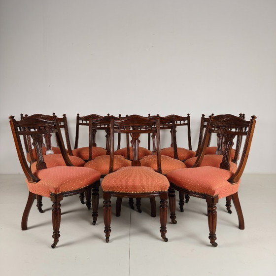 Image 1 of Ensemble de 12 chaises de salle à manger en noyer datant de la fin de l'époque victorienne, avec leurs roulettes d'origine.