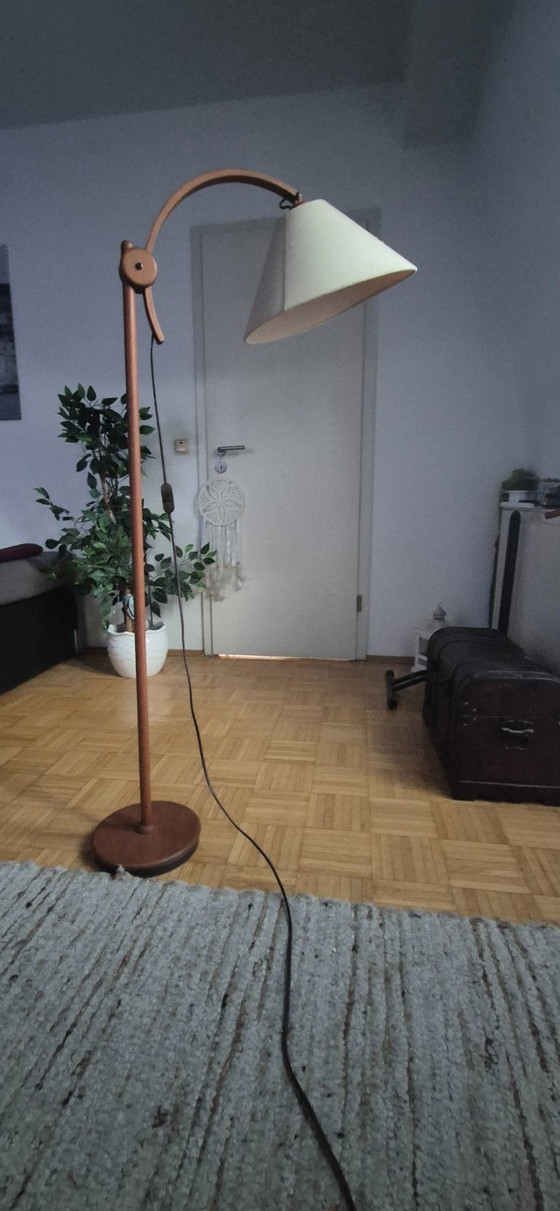 Image 1 of Schöne Teak - Stehlampe in wunderbarem dänischem, skandinavischen Design. Hersteller Domus in den 60er/70er Jahren. Ausführung G