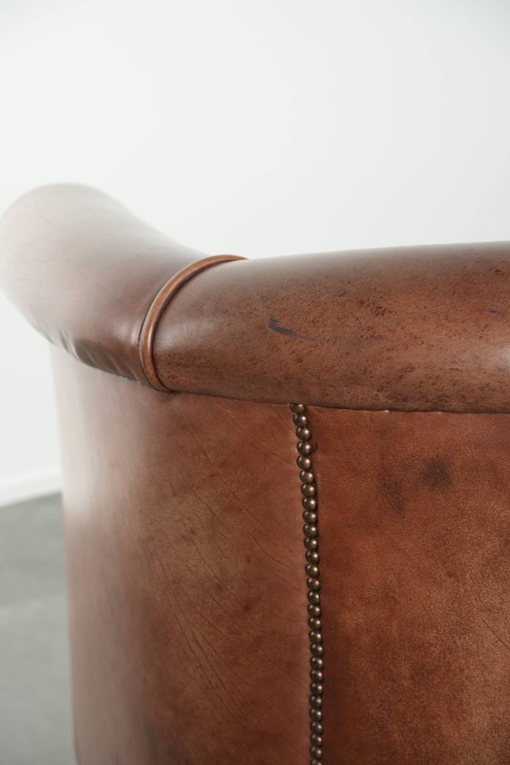 Image 1 of Rundleren clubfauteuil in een mooie donkere cognac kleur in Engelse stijl