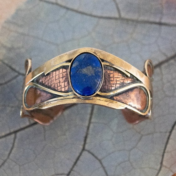 Image 1 of Bracelet manchette en laiton, cuivre et lapis-lazuli
