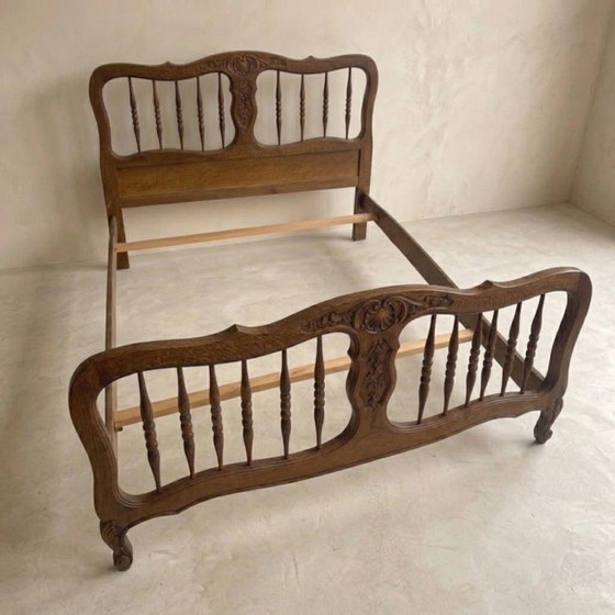 Image 1 of Vintage houten bedframe met houtsnijwerk, sierlijk hoofd- en voetbord, eerste helft 20e eeuw