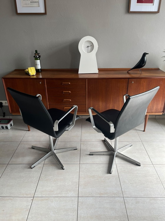 2x Fritz Hansen Oxford By Arne Jacobsen – Office chairs, Leather, Aluminium (photo 3 of 9)