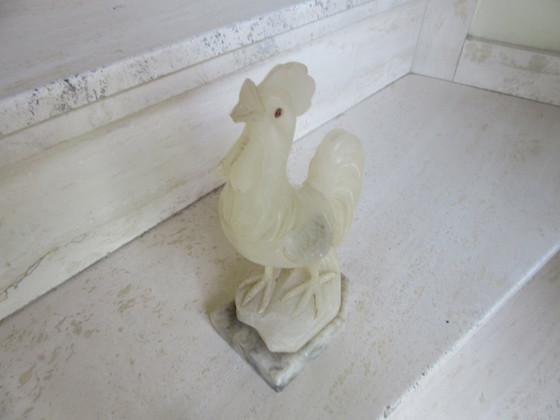 Image 1 of Figurine de coq cockrill fabriquée à la main en onyx blanc translucide ou en albâtre