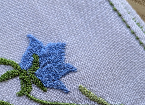 Image 1 of Tovagliolo vintage in voile di lino ricamato a mano - Fiore blu