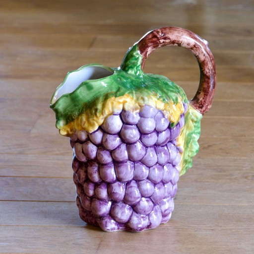 Große antike Bassano-Steingutkaraffe, Trauben