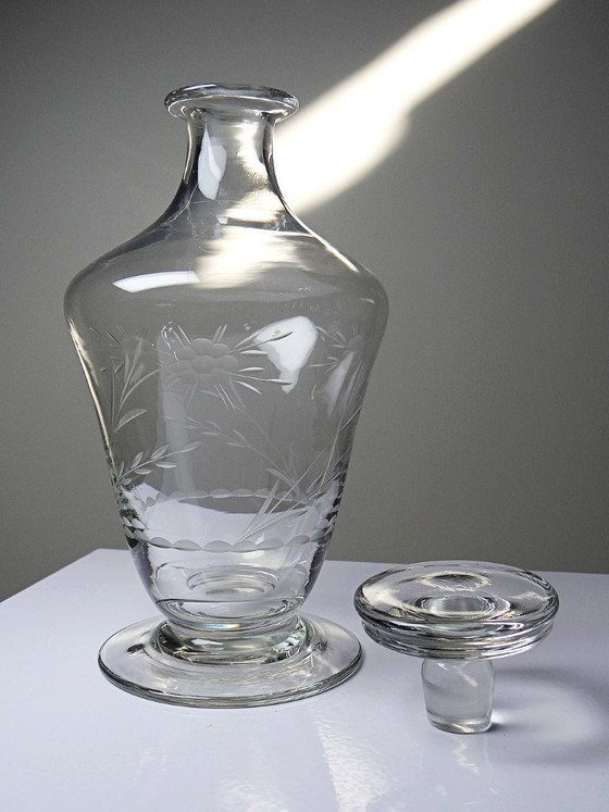 Image 1 of Kleine antieke Boheemse kristallen karaf met gegraveerde decoratie, begin 20e eeuw