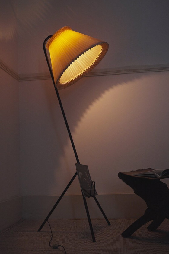 Image 1 of Vintage Le Klint vloerlamp met originele handgevouwen geplooide acrylkap, Deense mid-century moderne leeslamp met magazijn.