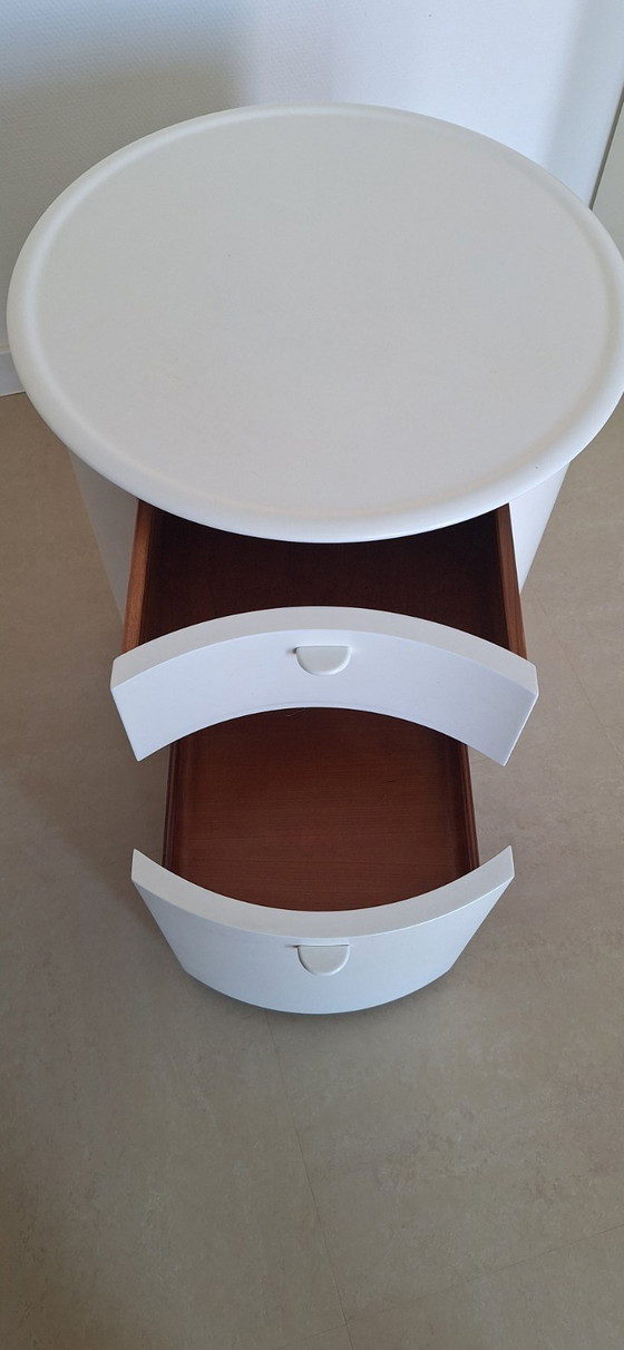 Image 1 of Design nachtkast rond 2 lades en plank