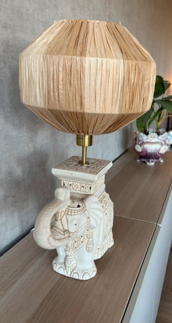 Image 1 of Lampada da tavolo a forma di elefante