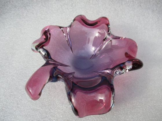 Image 1 of Murano Italia, ciotola dei Fratelli Toso, Trifoglio a forma di fiore 4, Sfumature rosa/viola Diam 20 cm.