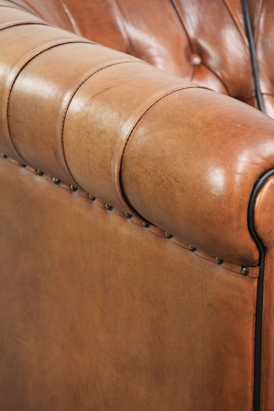 Image 1 of In goede staat verkerende schapenleren chesterfield clubfauteuil in Engelse stijl