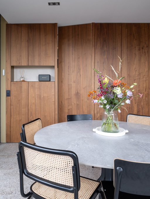 Joli Fizz dining table