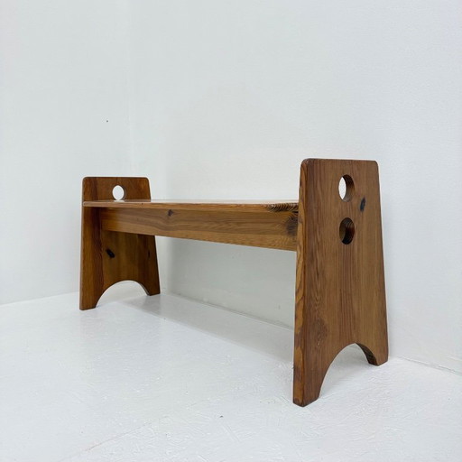 Banco de estilo moderno de mediados de siglo, diseñado por Gilbert Marklund para Furusnickarn AB en la década de 1960.
