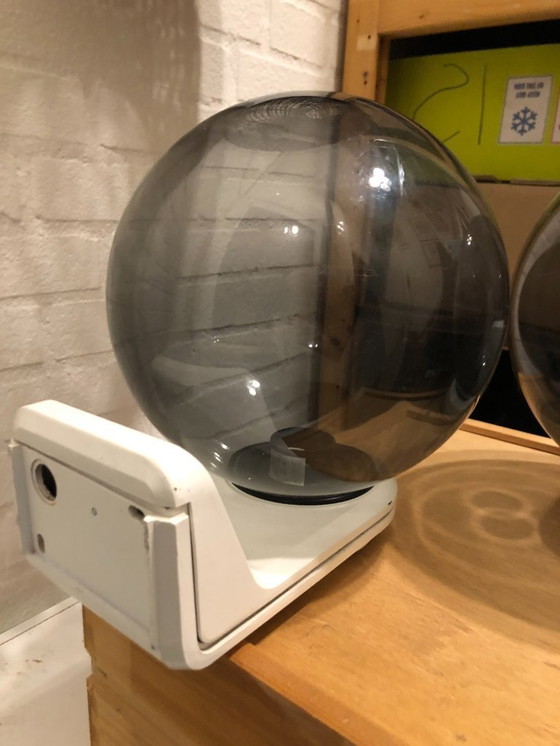 Image 1 of 2x Lampada da esterno Philips a sfera diametro 28 cm, sfere (trasparenti) su staffe da parete in metallo bianco