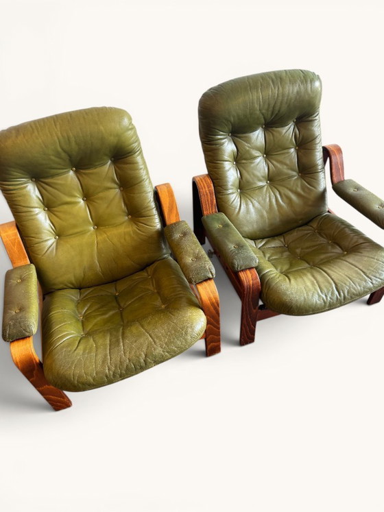 Juego de 2 sillones verde oliva – Göte Möbler, Suecia, años 70 – Sillas y sillones, Wood, Leather (photo 8 of 10)