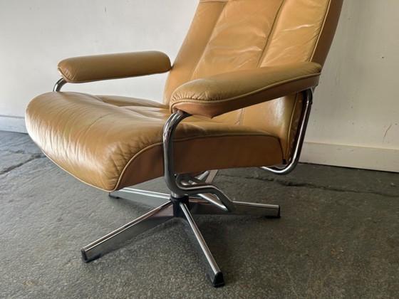Sillón reclinable escandinavo de cuero de mediados de siglo con estructura cromada, años 60-70. (photo 5 of 8)