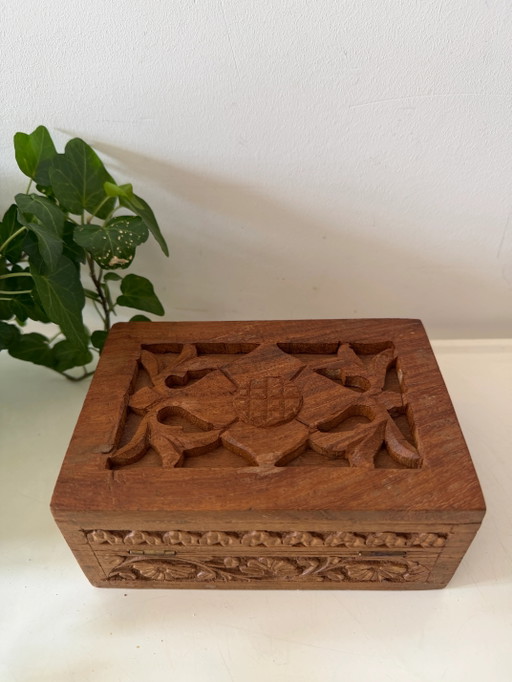 Pequeña caja de almacenamiento de madera