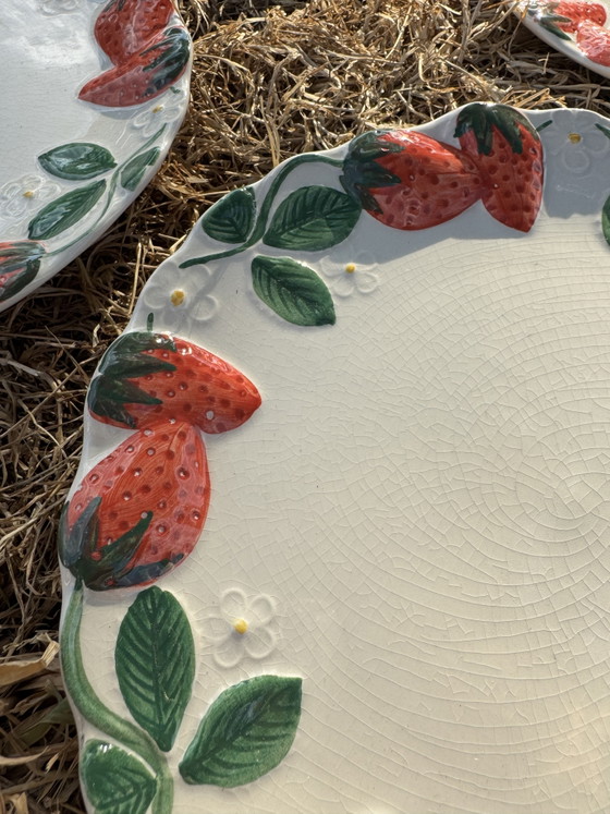 Image 1 of Assiettes barbotine fraises Longchamp anciennes
