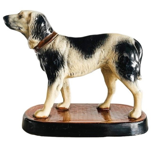 Escultura de cerámica vintage de un perro de caza de mediados de siglo sobre un pedestal, década de 1960.