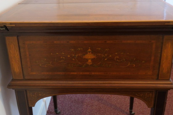 Image 1 of mesa de té de caoba