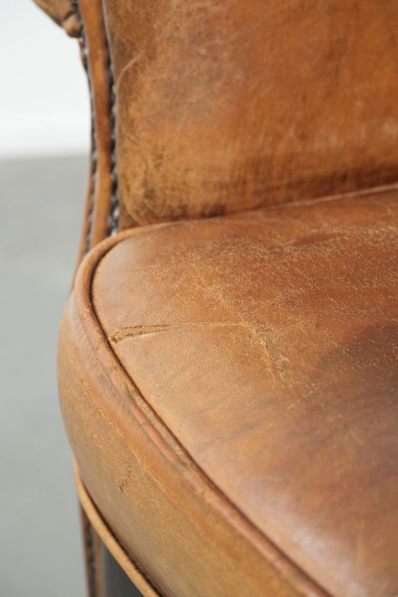 Image 1 of Karaktervolle schapenleren fauteuil met een mooie vintage look en een afwerking met siernagels