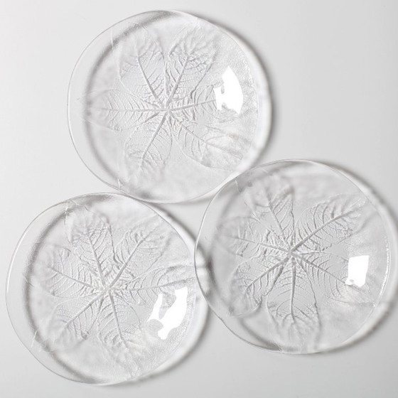 Image 1 of Set van 3 vintage Kosta Boda glazen dessertbordjes / Scandinavisch bladmotief / 1975