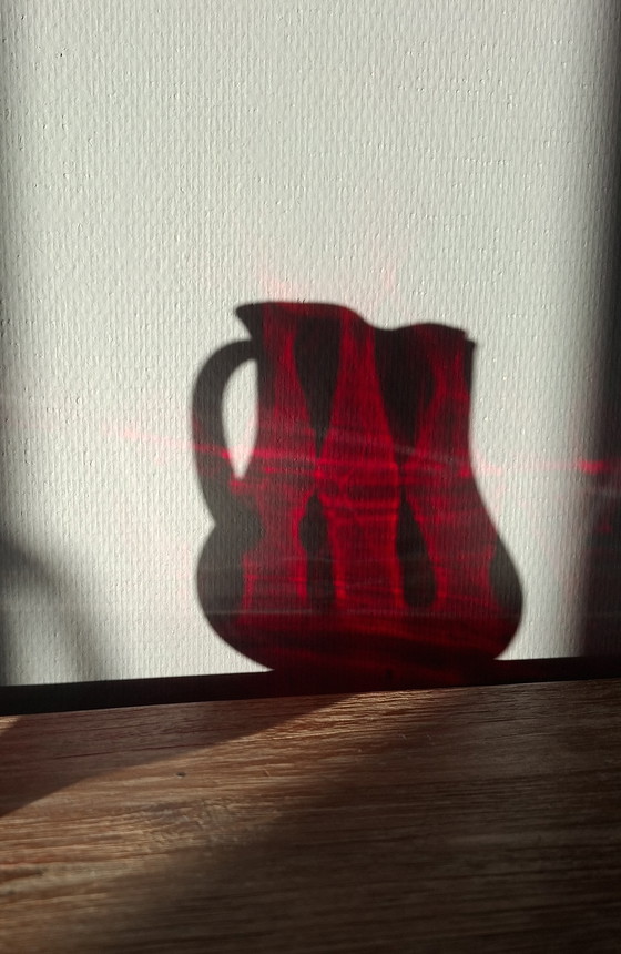 Image 1 of Vintage Mid-Century Robijnrode Kan – Handgeblazen – Monica Bratt-Stijl