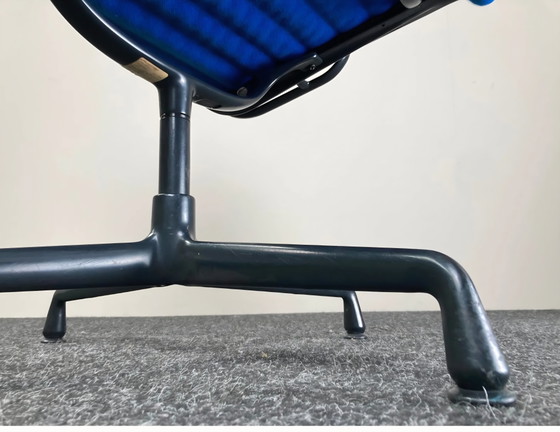 Image 1 of Sedia Vitra EA208 in alluminio – Charles & Ray Eames