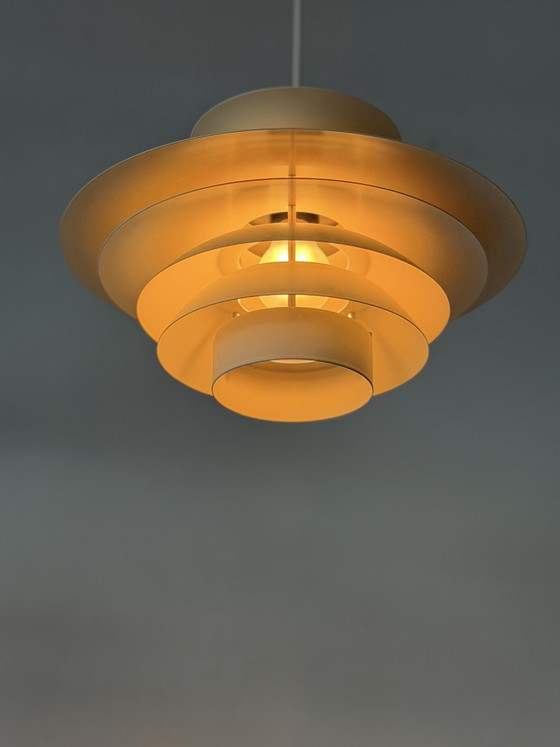 Lampada a sospensione vintage scandinava a 7 strati – Crema/Avorio – Di JEKA, Denmark, anni '60 (photo 10 of 15)
